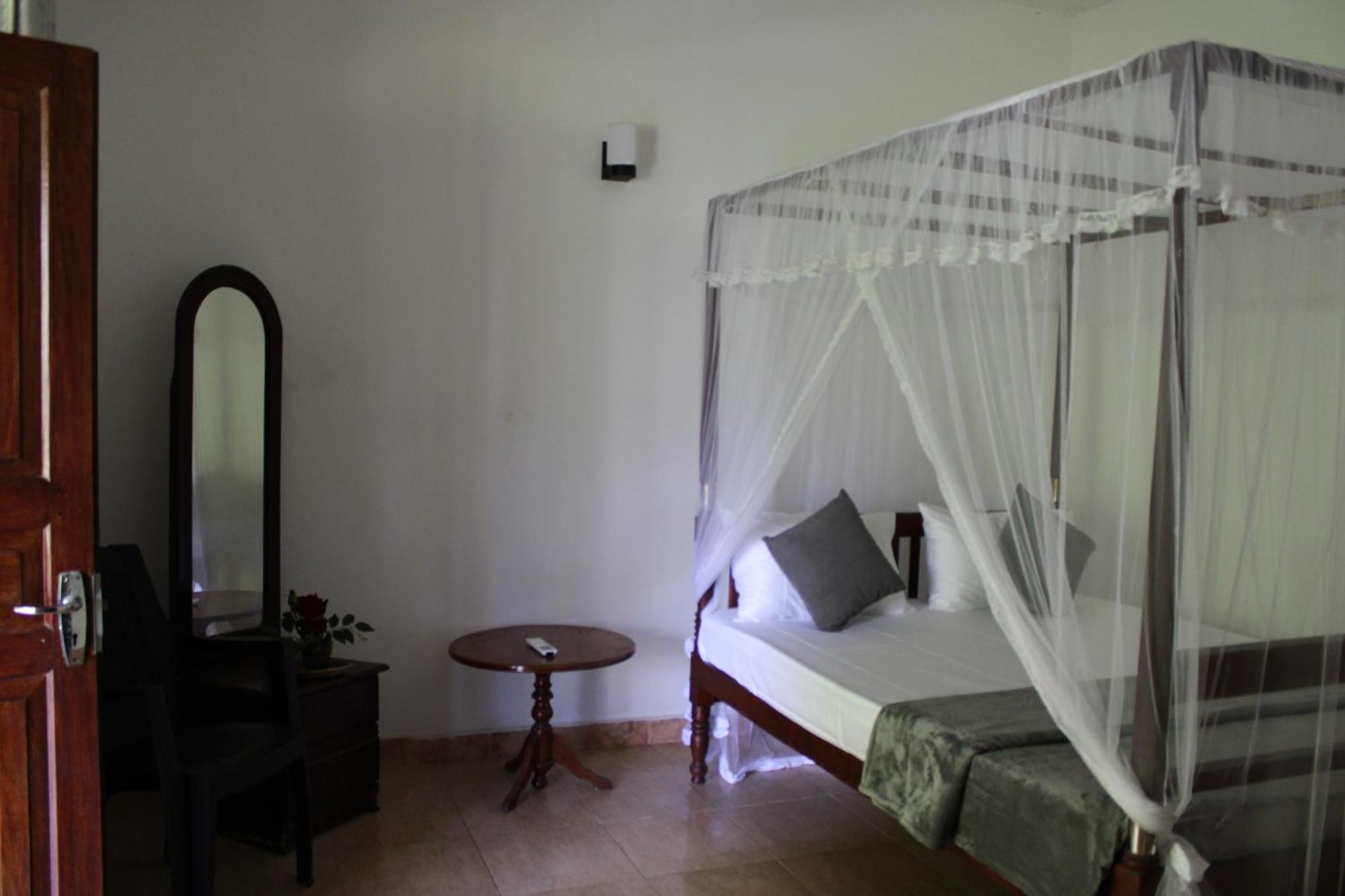 Sun And Surf Rest Hotell Ahangama Exteriör bild